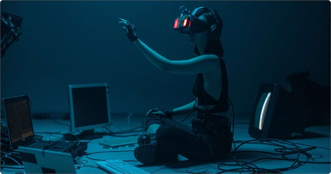 Mensch hat eine VR-Brille auf